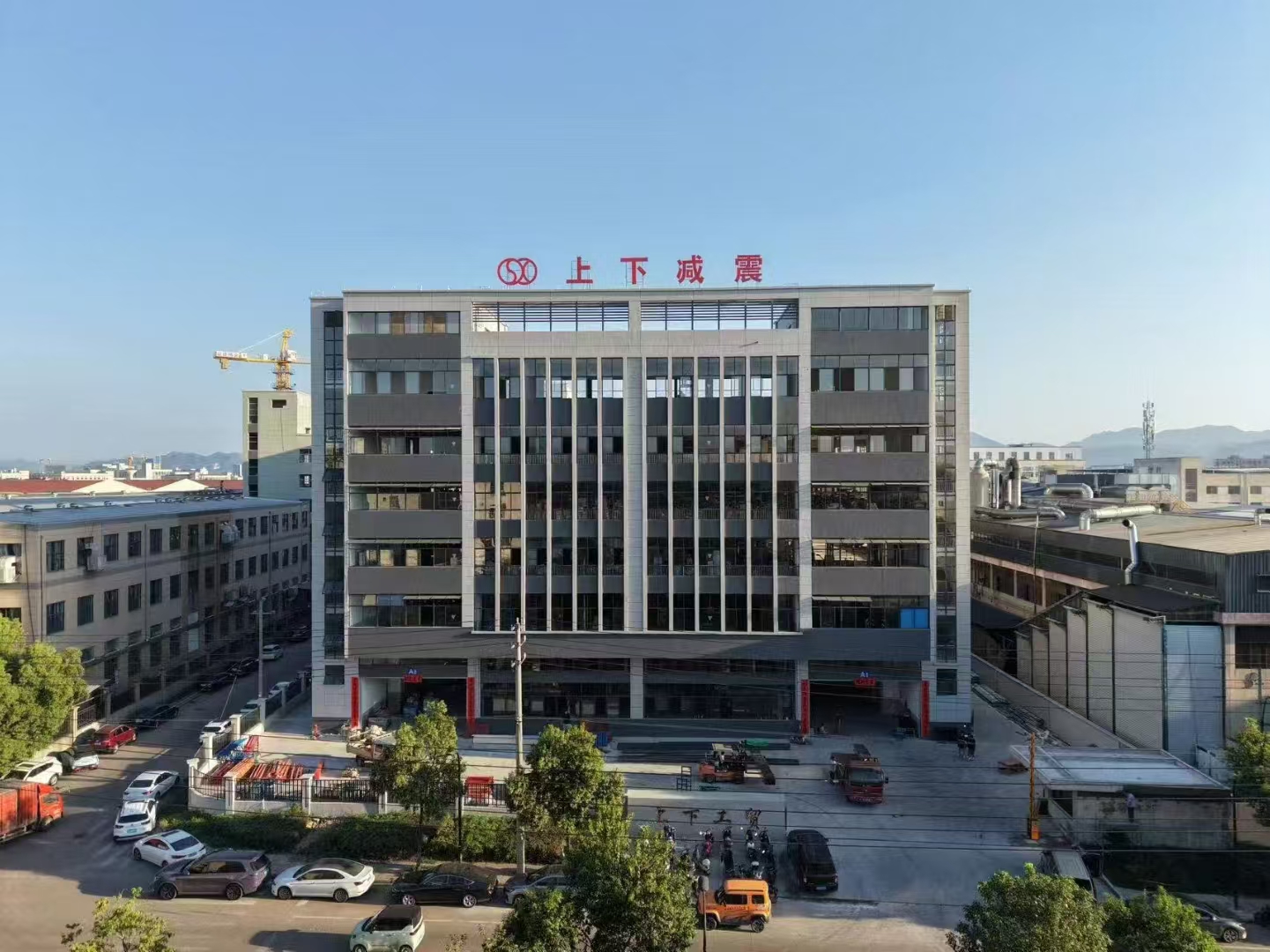 Patlayıcı! 18.000 metrekarelik altı katlı yeni bir fabrika açıldı!